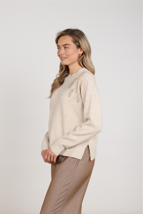 Nukus ecru dames sweater | Model zijaanzicht