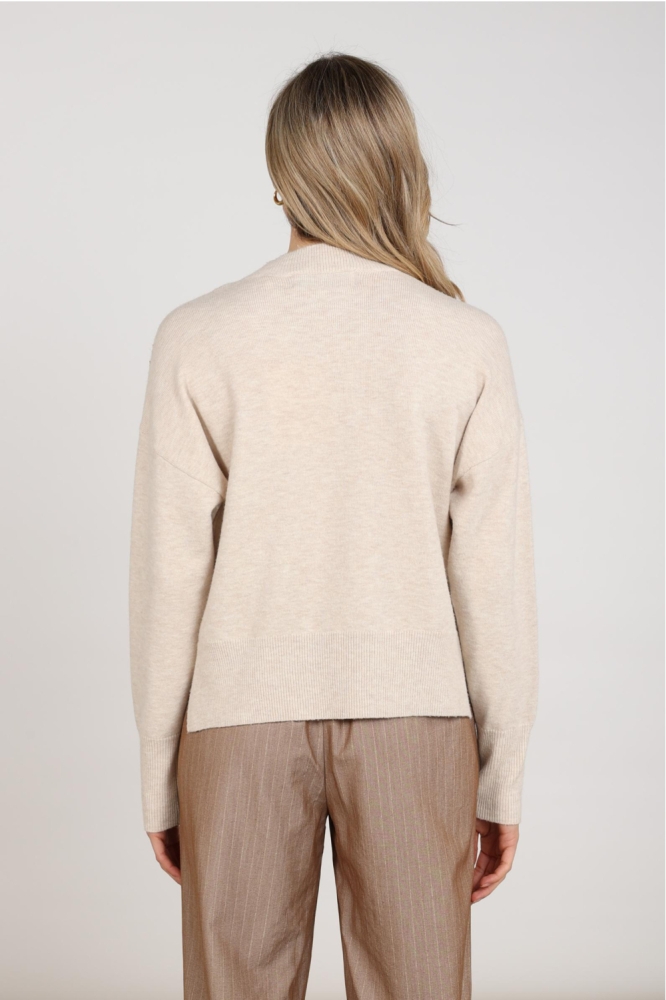 Nukus ecru dames sweater | Model achteraanzicht