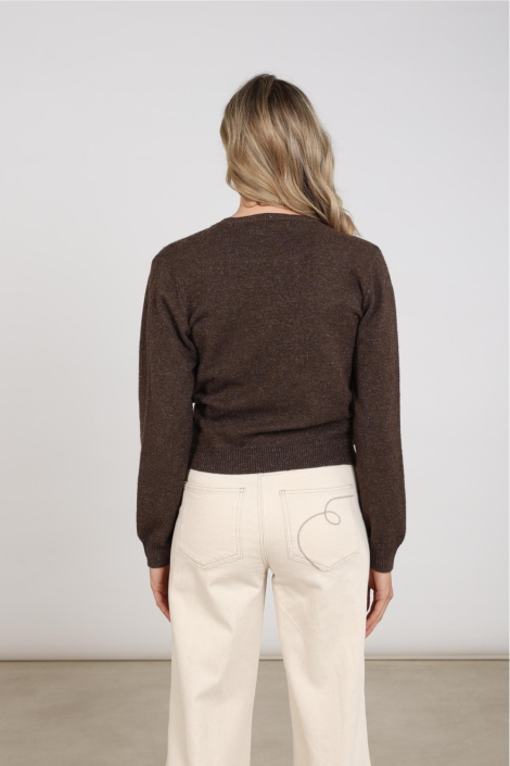 Nukus bruine dames trui | Model achteraanzicht
