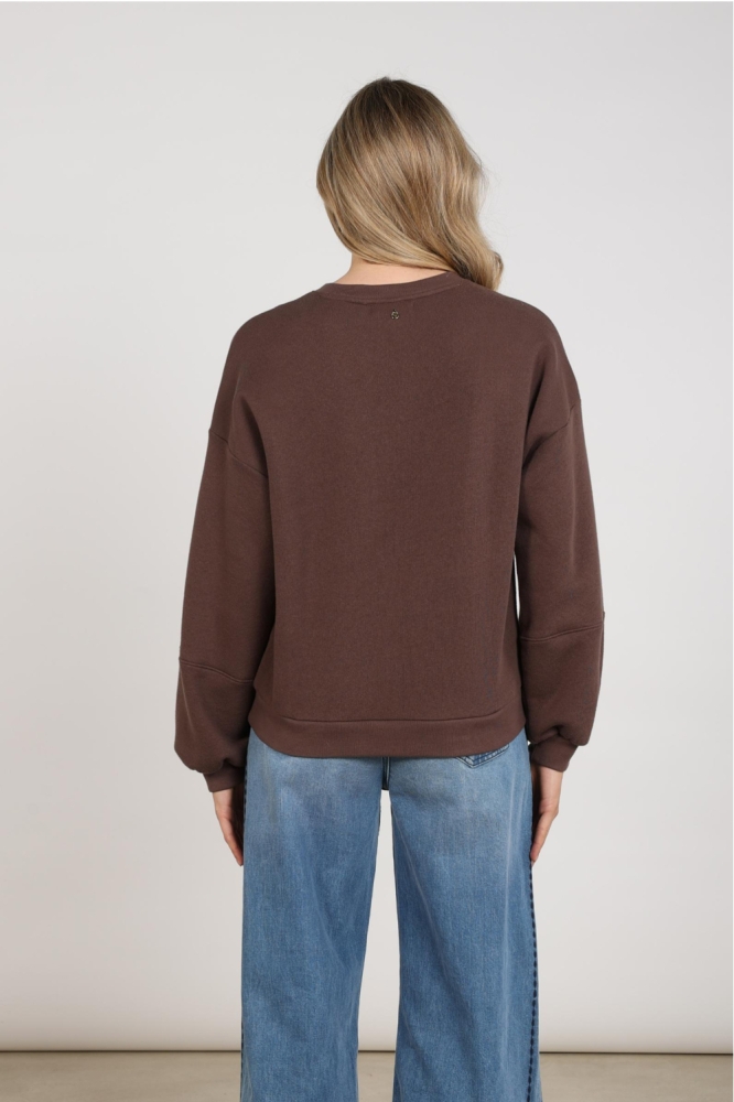 Nukus bruine dames sweater | Model achteraanzicht
