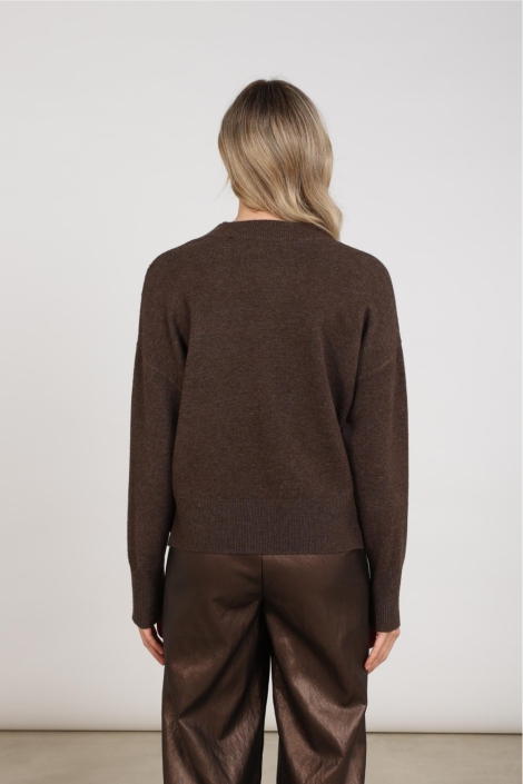 Nukus bruine dames sweater | Model achteraanzicht