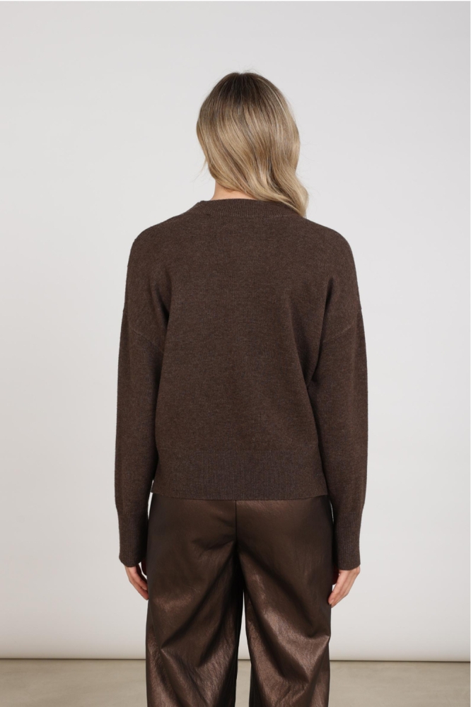 Nukus bruine dames sweater | Model achteraanzicht