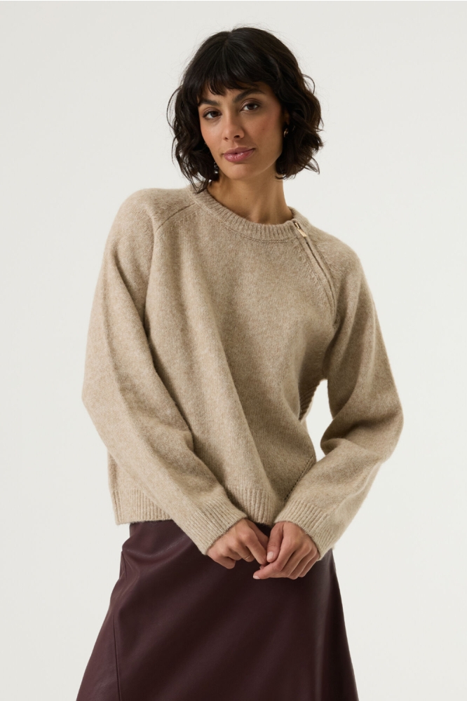 Garcia beige dames trui | Model vooraanzicht