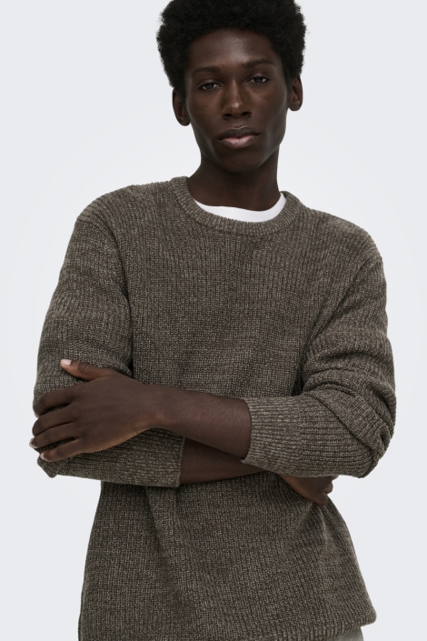 Only & Sons bruine heren trui | Model vooraanzicht
