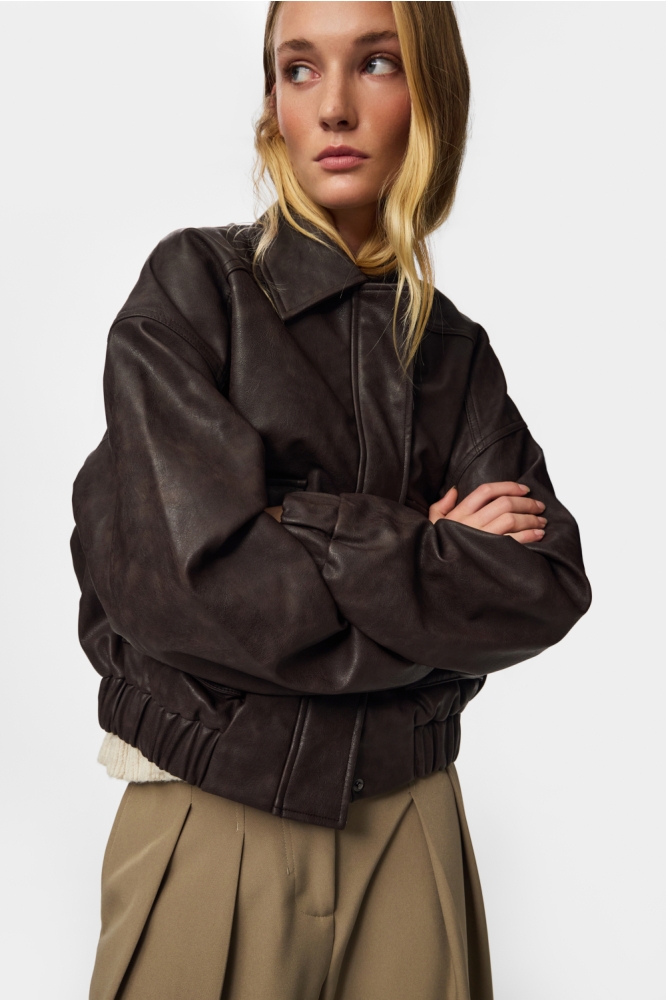 Pieces bruine dames jas | Model vooraanzicht