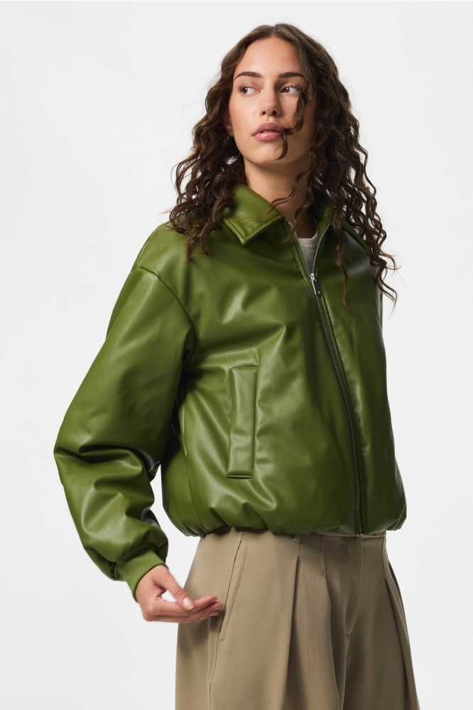 Pieces groene dames jas | Model vooraanzicht
