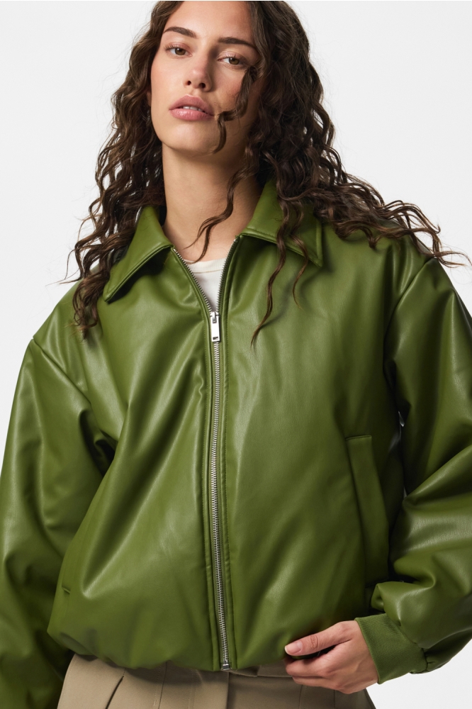 Pieces groene dames jas | Model vooraanzicht