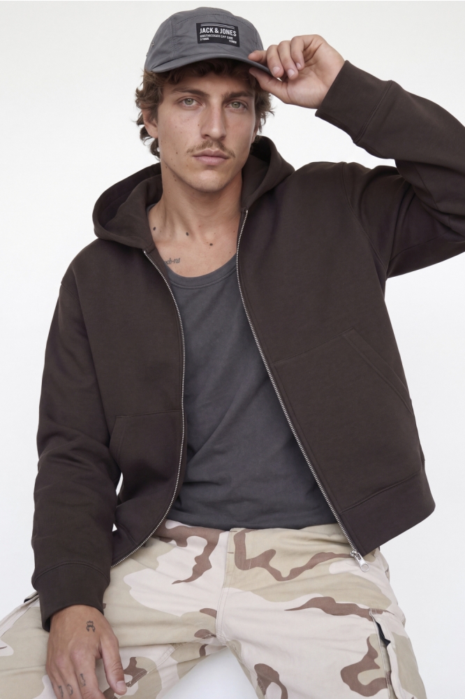 Jack & Jones bruine heren vest | Model vooraanzicht