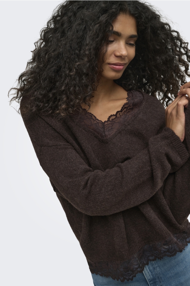 Only bruine dames trui | Model vooraanzicht