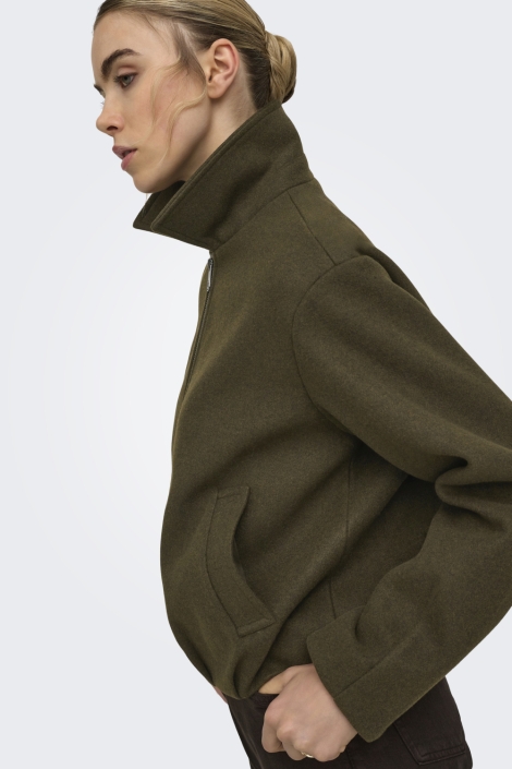 Only groene dames jas | Model zijaanzicht