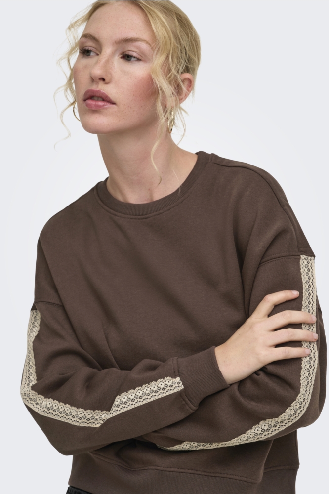 Only bruine dames sweater | Model vooraanzicht