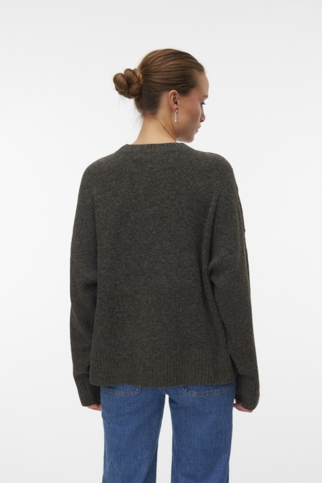 Vero Moda bruine dames trui | Model achteraanzicht