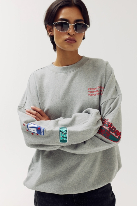 Harper & Yve grijze dames sweater | Model vooraanzicht