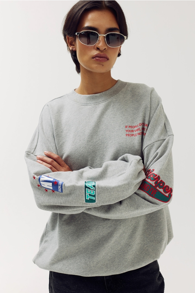 Harper & Yve grijze dames sweater | Model vooraanzicht