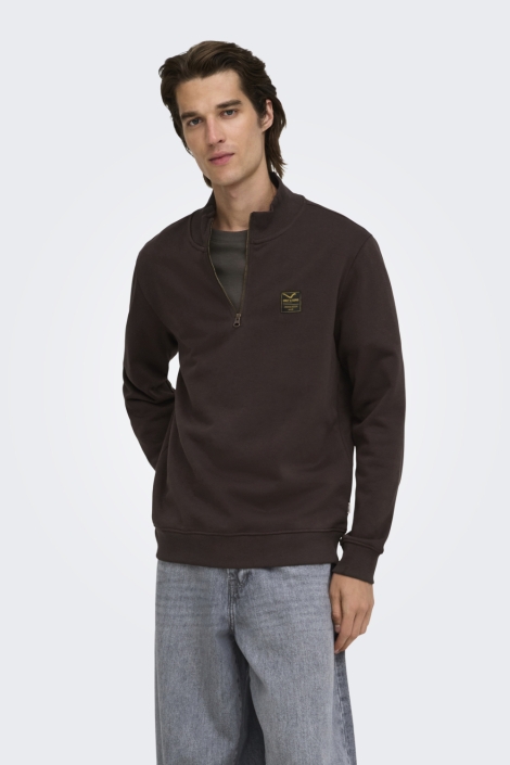 Only & Sons bruine heren sweater | Model vooraanzicht