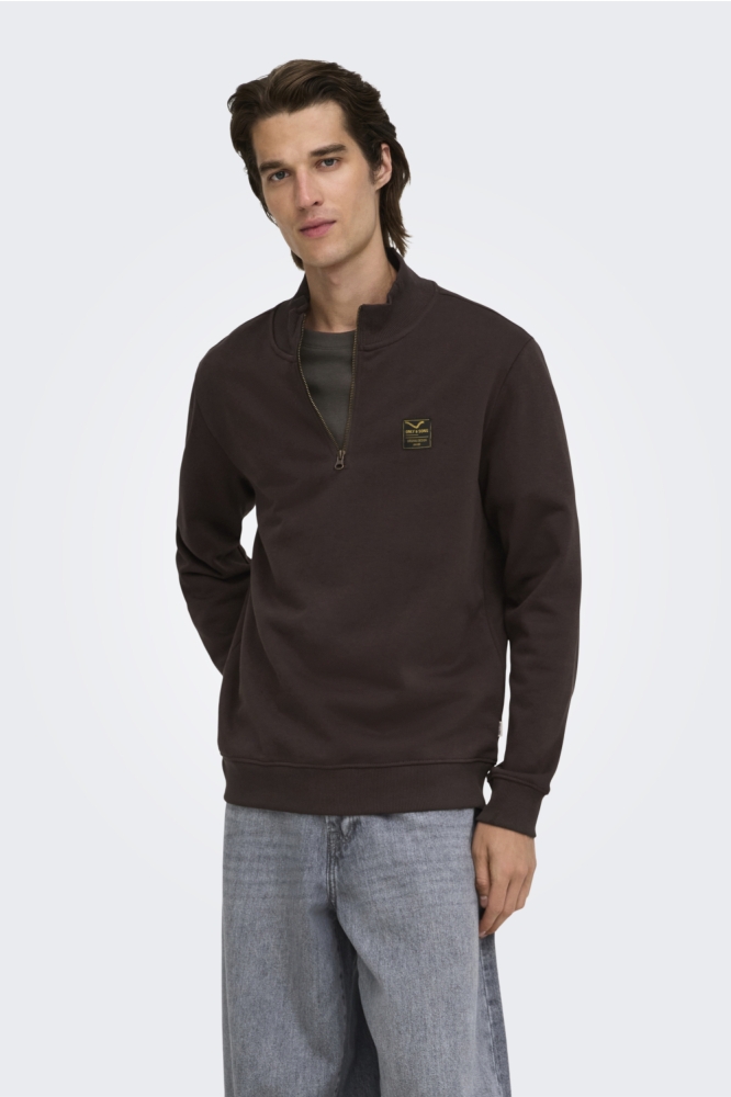 Only & Sons bruine heren sweater | Model vooraanzicht