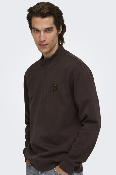 Only & Sons bruine heren sweater | Model vooraanzicht