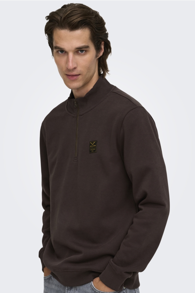 Only & Sons bruine heren sweater | Model vooraanzicht