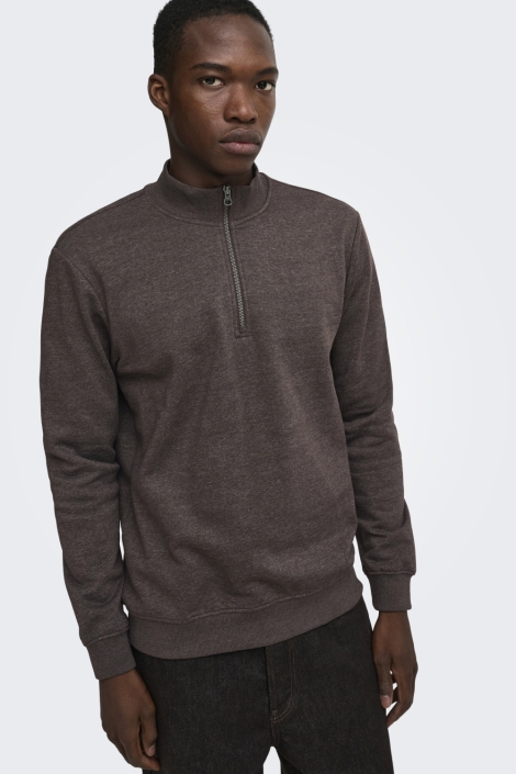 Only & Sons bruine heren trui | Model vooraanzicht