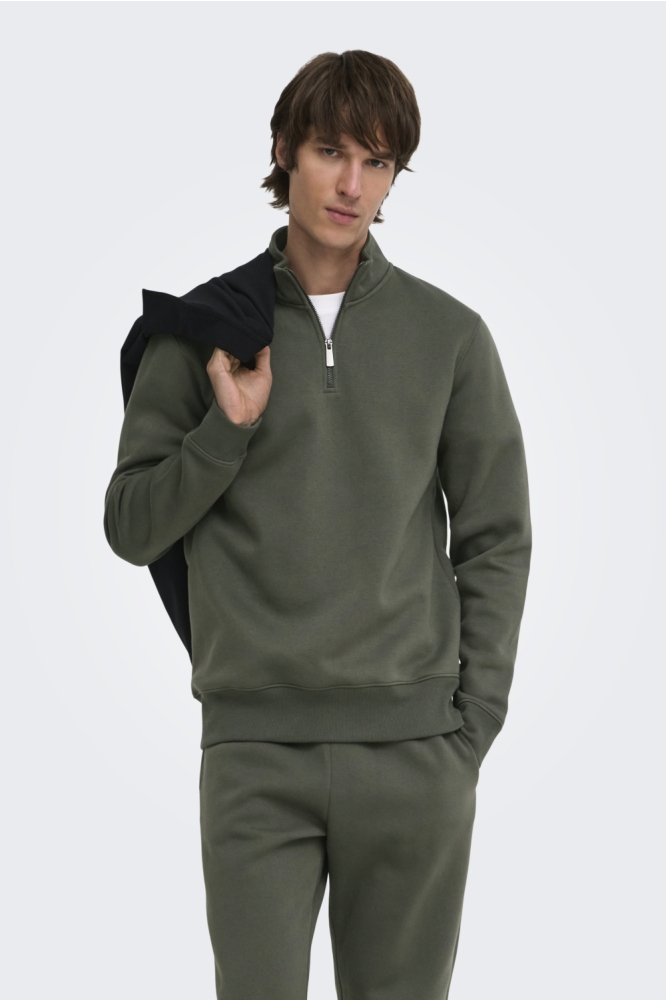Only & Sons groene heren sweater | Model vooraanzicht