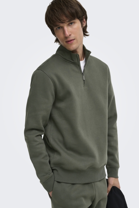 Only & Sons groene heren sweater | Model vooraanzicht