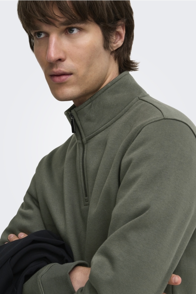 Only & Sons groene heren sweater | Close up