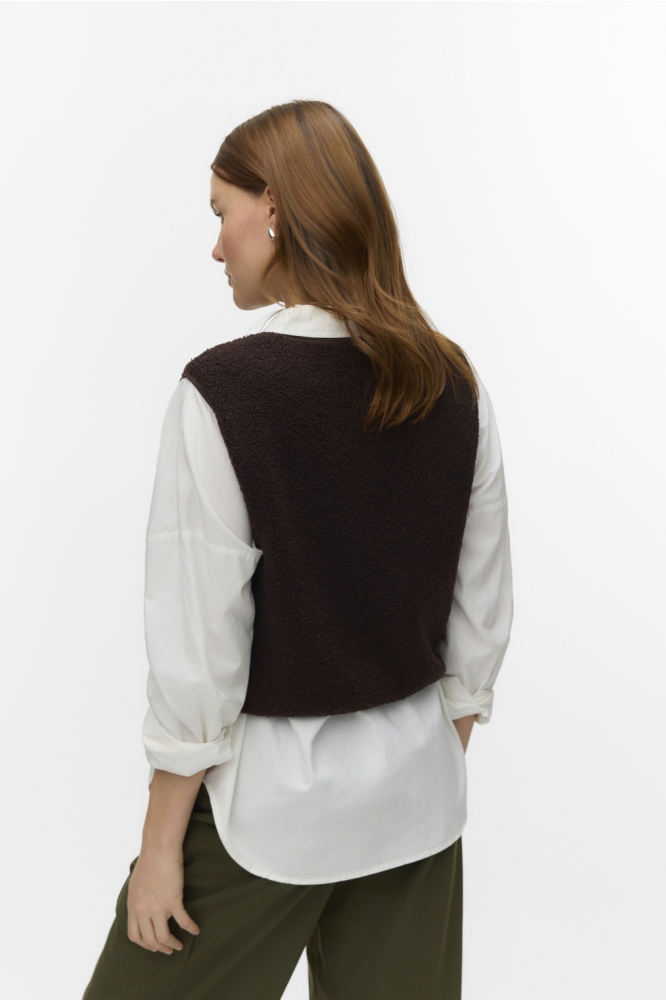 Vero Moda bruine dames gilet | Model achteraanzicht