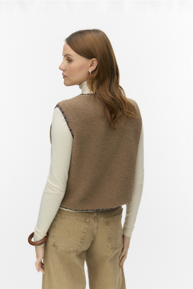 Vero Moda camel dames gilet | Model achteraanzicht