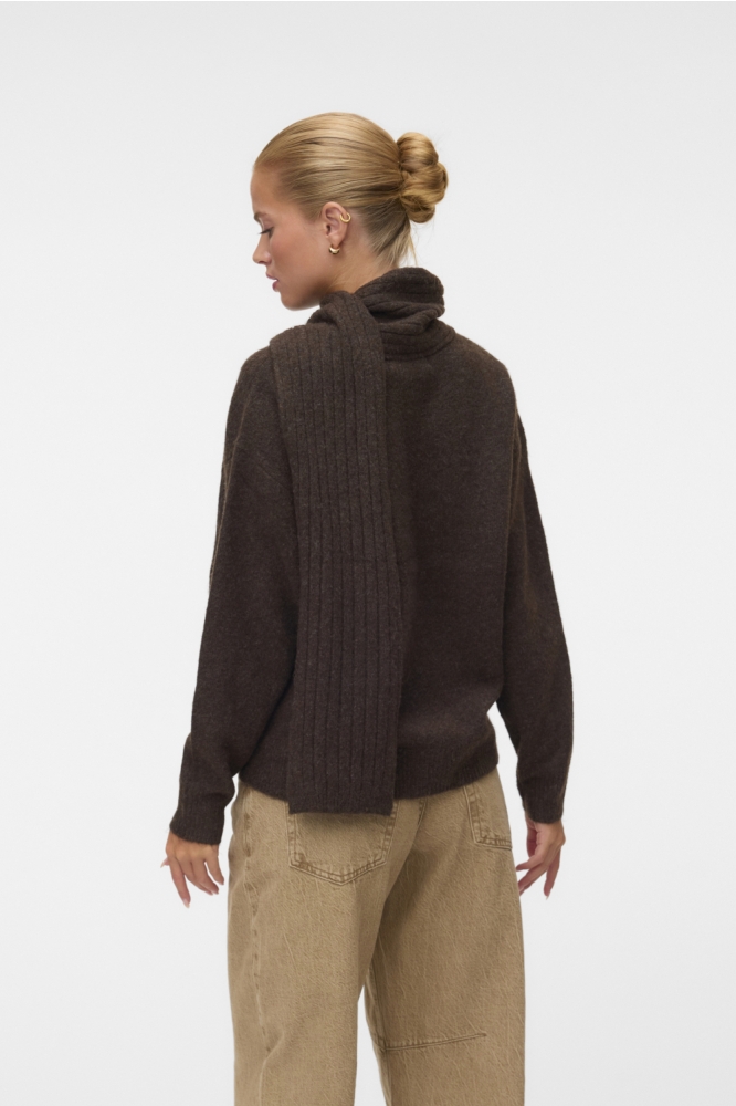 Vero Moda bruine dames trui | Model achteraanzicht