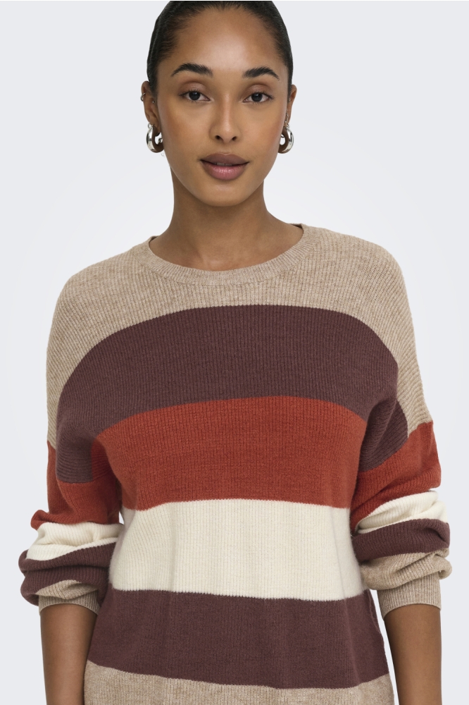 Only beige dames trui | Model vooraanzicht