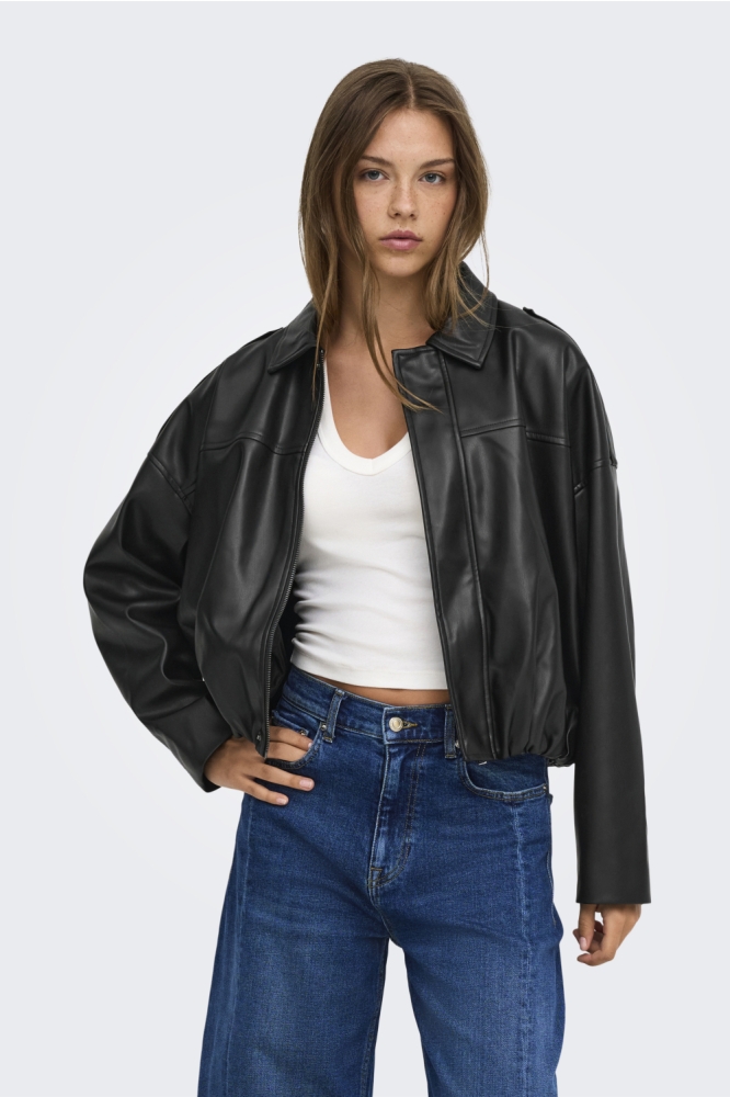 Only zwarte dames jas | Model vooraanzicht