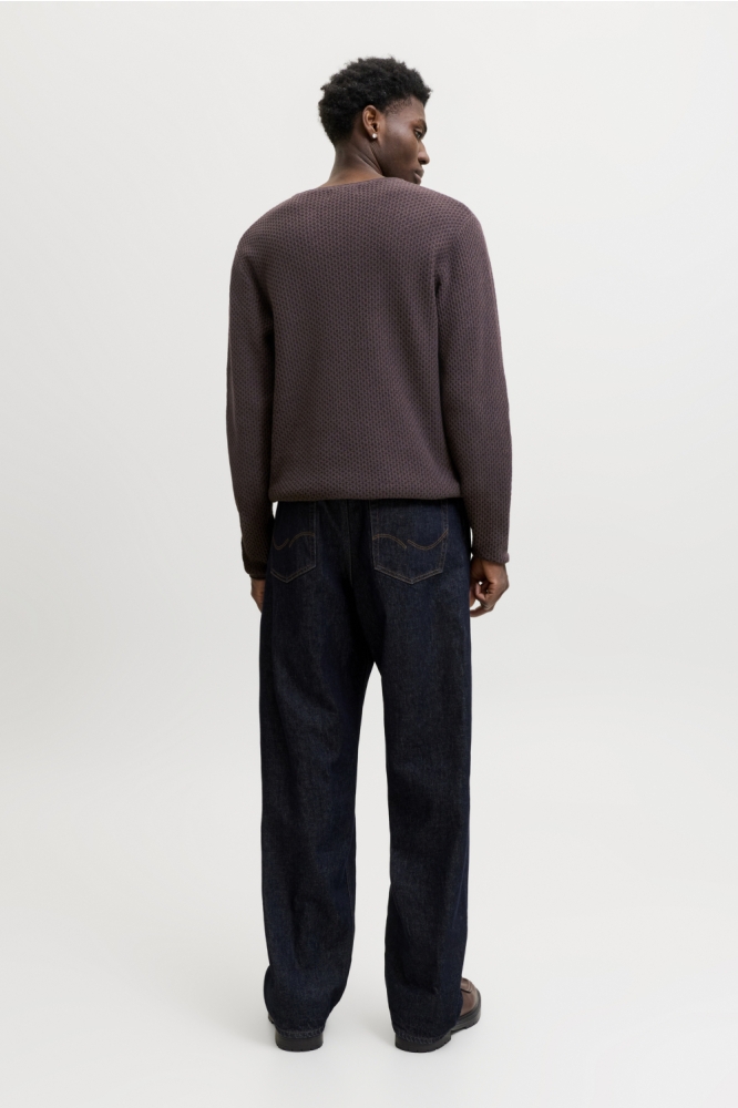 Jack & Jones bruine heren trui | Model achteraanzicht