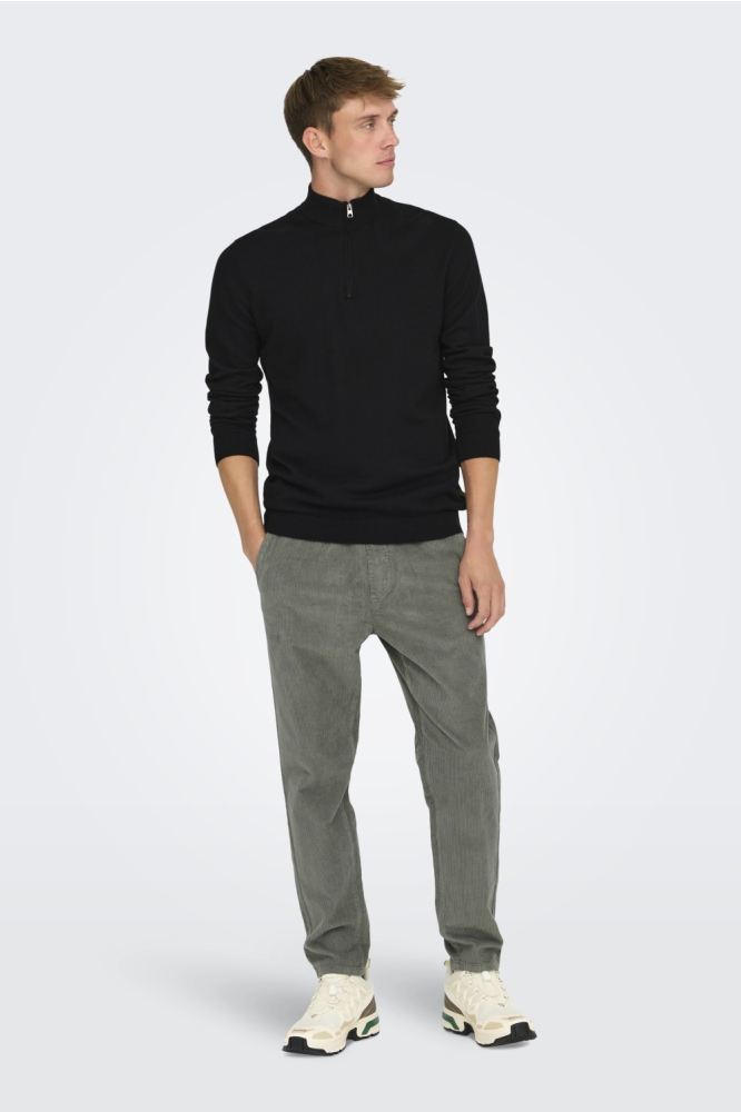 Only & Sons zwarte heren trui | Model vooraanzicht