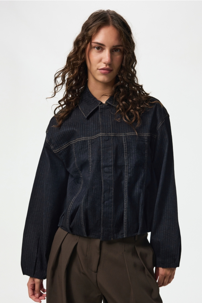 Pieces blauwe dames jas | Model vooraanzicht