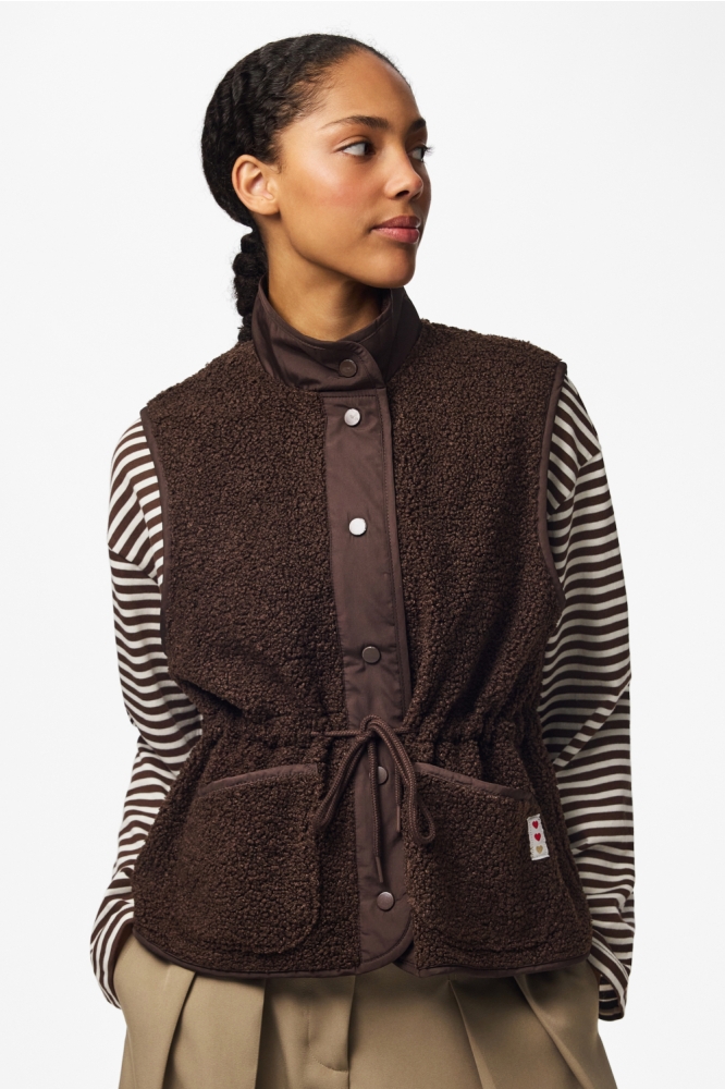 Pieces bruine dames gilet | Model vooraanzicht