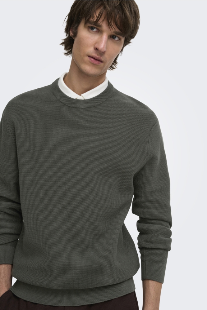 Only & Sons groene heren trui | Model vooraanzicht