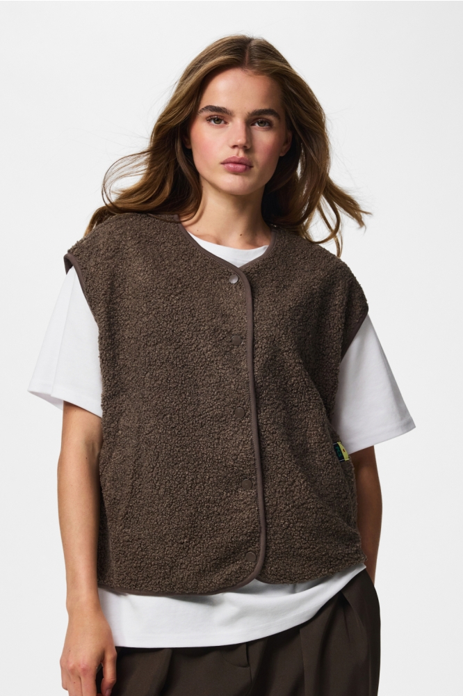 Pieces bruine dames gilet | Model vooraanzicht