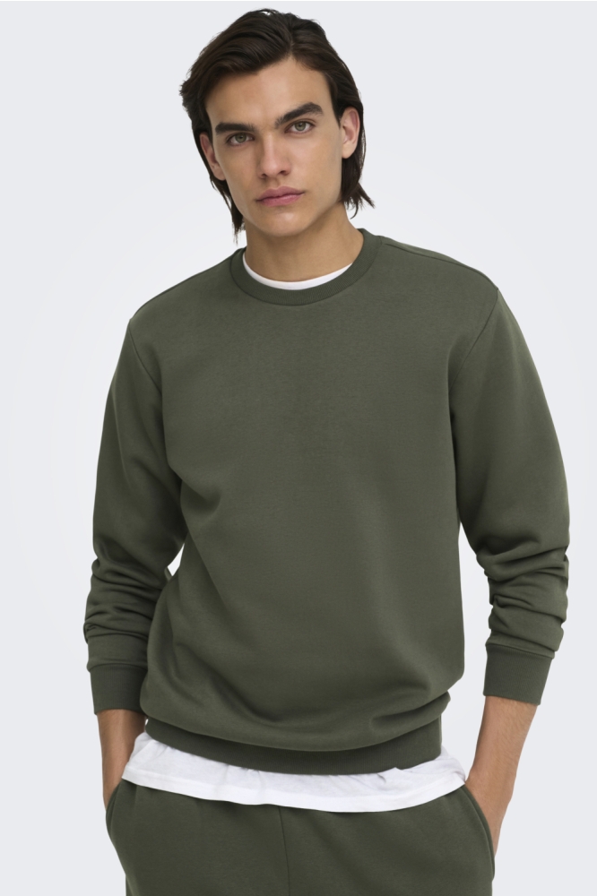 Only & Sons groene heren sweater | Model vooraanzicht