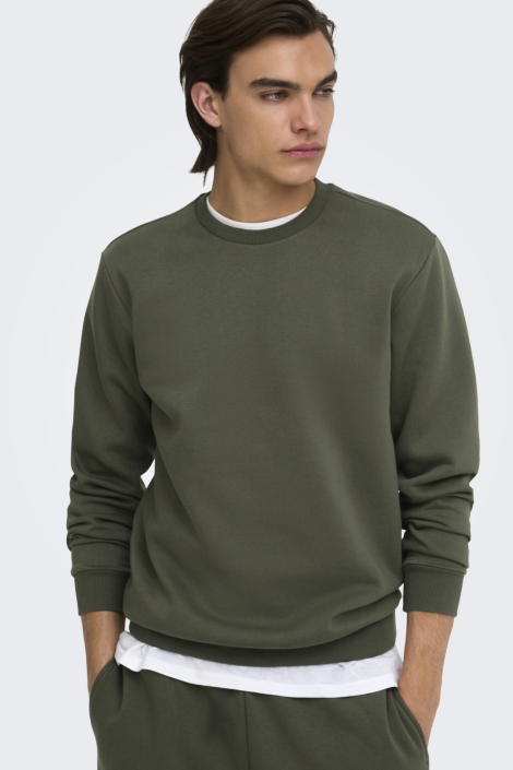 Only & Sons groene heren sweater | Model vooraanzicht