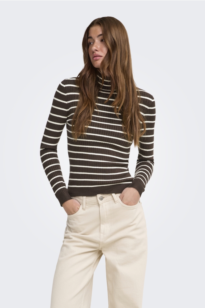 Only bruine dames trui | Model vooraanzicht