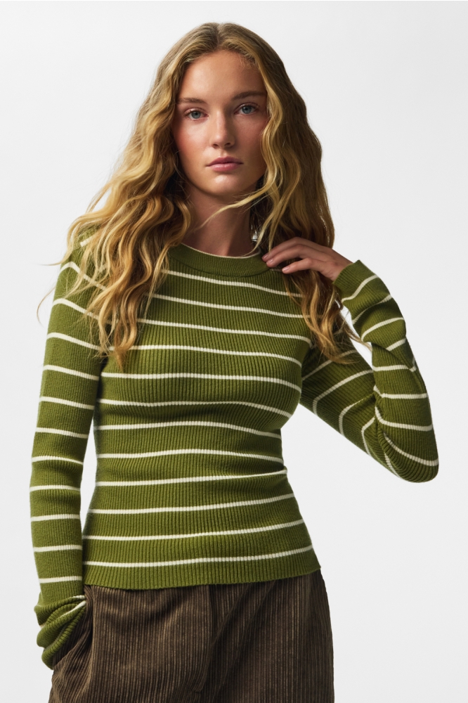 Pieces groene dames trui | Model vooraanzicht