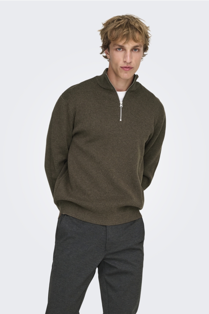 Only & Sons bruine heren trui | Model vooraanzicht