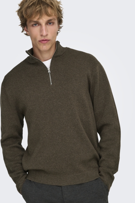 Only & Sons bruine heren trui | Model vooraanzicht