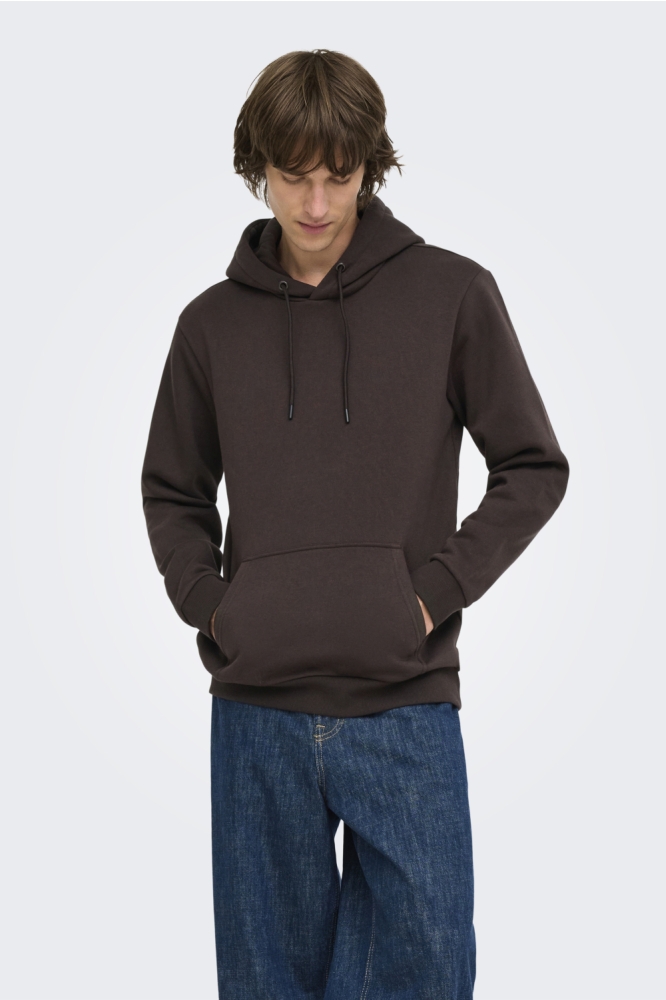 Only & Sons bruine heren sweater | Model vooraanzicht