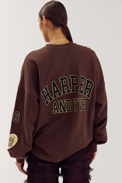 Harper & Yve bruine dames sweater | Model achteraanzicht