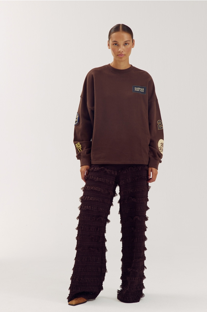Harper & Yve bruine dames sweater | Model