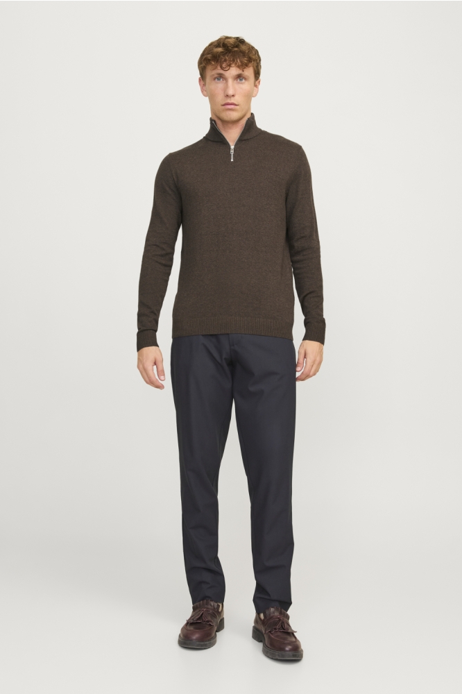 Jack & Jones bruine heren trui | Model
