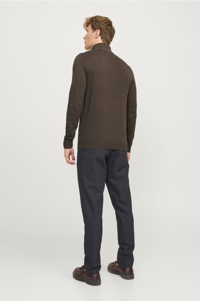 Jack & Jones bruine heren trui | Model