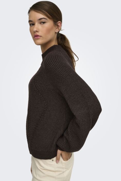 Only bruine dames trui | Model zijaanzicht