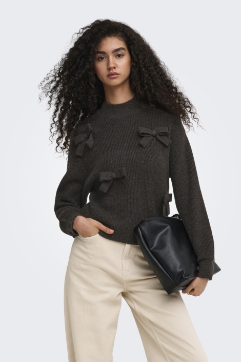 Only bruine dames trui | Model vooraanzicht